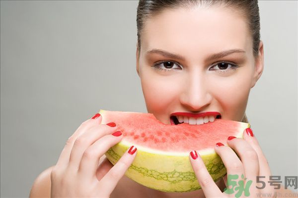夏天運動后吃西瓜好嗎？夏天運動后喝什么解暑？