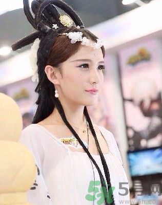 陜西最美媽媽是誰(shuí)？陜西最美媽媽當(dāng)街哺乳被棄女嬰是怎么回事？