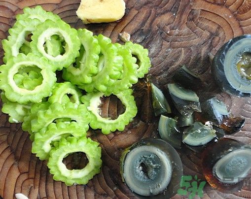 苦瓜和皮蛋一起吃能降火嗎？苦瓜能和皮蛋一起吃嗎？