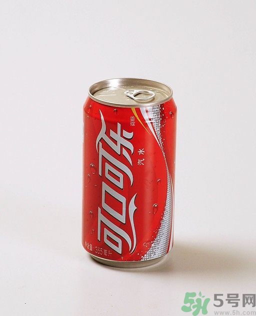 大伯仰頭喝可樂四肢癱瘓是怎么回事？喝可樂真的會癱瘓嗎？