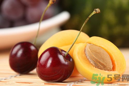 枇杷和櫻桃能一起吃嗎?枇杷和櫻桃一起吃會(huì)怎么樣 枇杷和櫻桃能一起吃嗎?枇杷和櫻桃一起吃會(huì)怎么樣