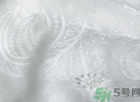 蠶絲被和羽絨被哪個(gè)好?蠶絲被和羽絨被的區(qū)別 蠶絲被和羽絨被哪個(gè)好?蠶絲被和羽絨被的區(qū)別