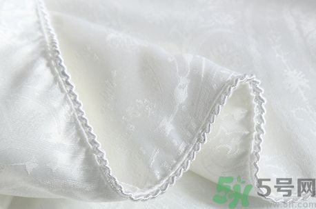 蠶絲被和羽絨被哪個(gè)好?蠶絲被和羽絨被的區(qū)別 蠶絲被和羽絨被哪個(gè)好?蠶絲被和羽絨被的區(qū)別