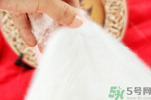 蠶絲被和棉花被哪個好?蠶絲被和棉花被的區(qū)別