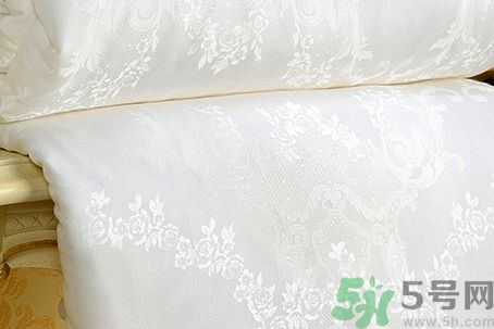 蠶絲被和絲綿被哪個(gè)好?蠶絲被和絲綿被的區(qū)別 蠶絲被和絲綿被哪個(gè)好?蠶絲被和絲綿被的區(qū)別