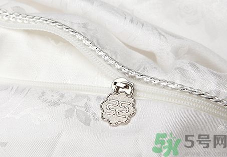 蠶絲被和絲綿被哪個好?蠶絲被和絲綿被的區(qū)別 蠶絲被和絲綿被哪個好?蠶絲被和絲綿被的區(qū)別