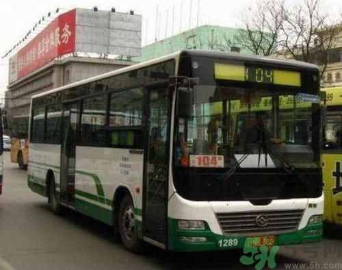 開蘭博基尼上下班的人是誰？開蘭博基尼上下班開的是哪輛公交車？