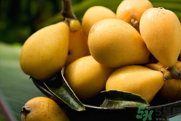 枇杷能跟百合一起煮嗎？ 枇杷能和銀耳一起煮嗎？