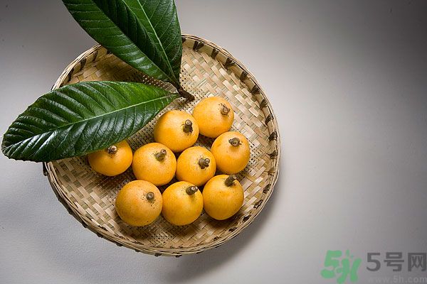 枇杷能跟百合一起煮嗎？ 枇杷能和銀耳一起煮嗎？