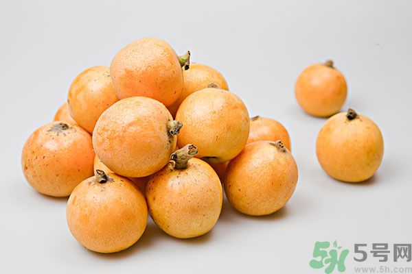 枇杷能跟百合一起煮嗎？ 枇杷能和銀耳一起煮嗎？