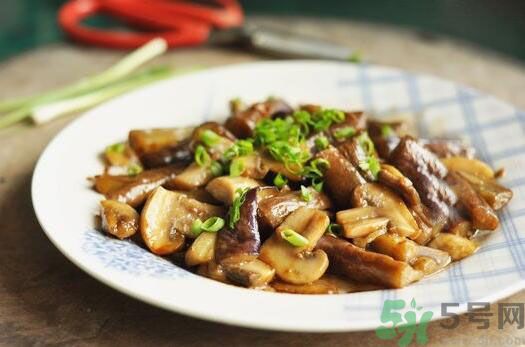 茄子可以炒蘑菇嗎？茄子炒蘑菇吃好嗎？