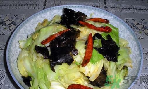 包菜可以和木耳一起炒嗎？包菜和木耳可以一起吃嗎？