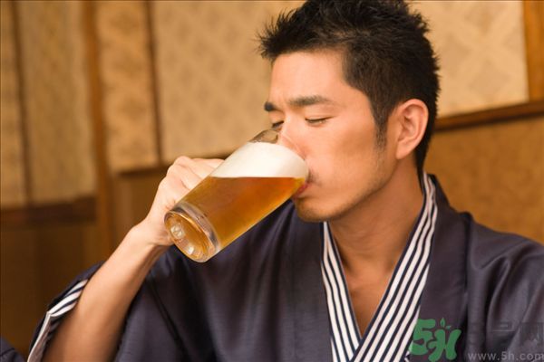 過期啤酒能喝嗎？過期啤酒喝了會怎么樣？