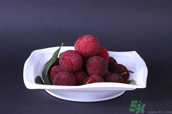 吃楊梅時(shí)可以喝茶嗎？吃楊梅時(shí)喝茶有什么壞處？