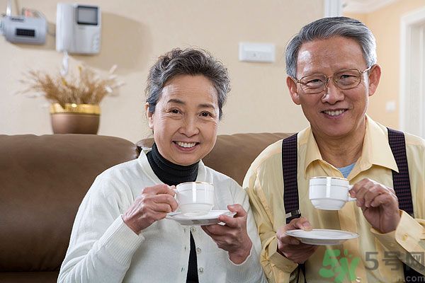 吃楊梅時(shí)可以喝茶嗎？吃楊梅時(shí)喝茶有什么壞處？