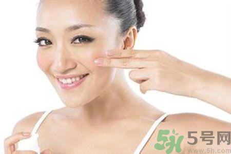 為什么夏天容易長(zhǎng)雀斑？夏天長(zhǎng)雀斑了怎么辦？