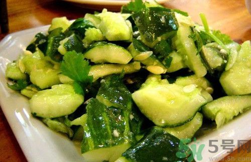 坐月子可以吃拍黃瓜嗎？坐月子可以吃生黃瓜嗎？