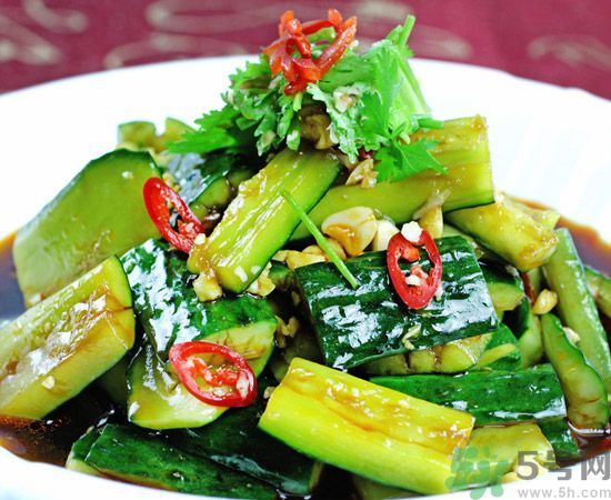 坐月子可以吃拍黃瓜嗎？坐月子可以吃生黃瓜嗎？