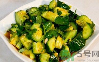 坐月子可以吃拍黃瓜嗎？坐月子可以吃生黃瓜嗎？