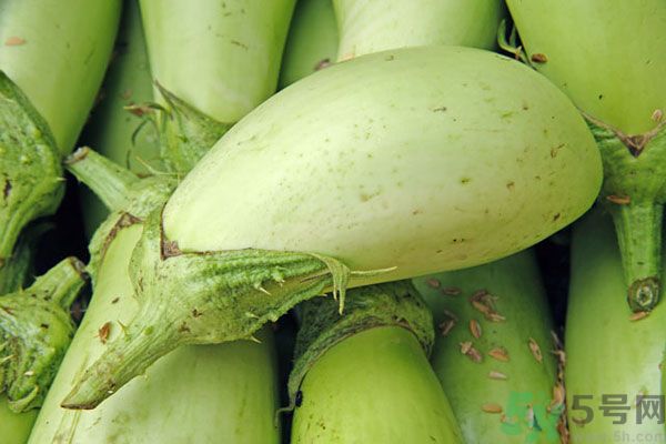 茄子里面有黑點(diǎn)能吃嗎？茄子里面黑了能吃嗎？