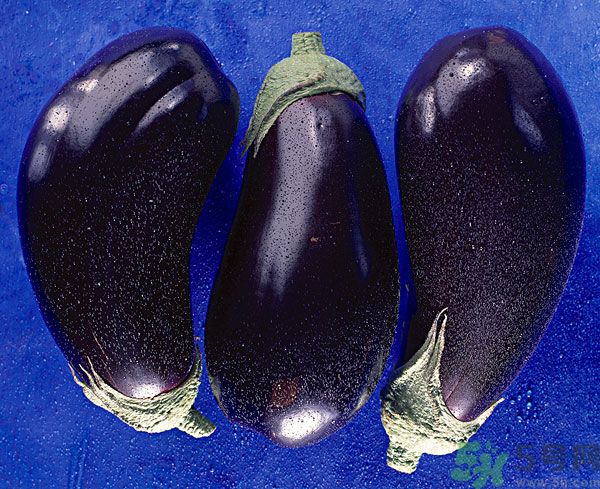 茄子里面有黑點能吃嗎？茄子里面黑了能吃嗎？