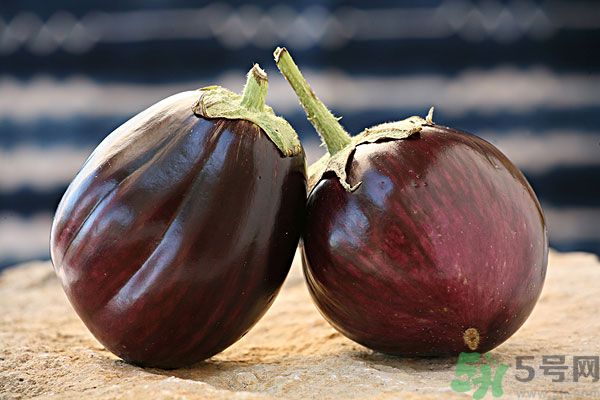 茄子里面發(fā)棕色能吃嗎？茄子里面有褐色能吃嗎？