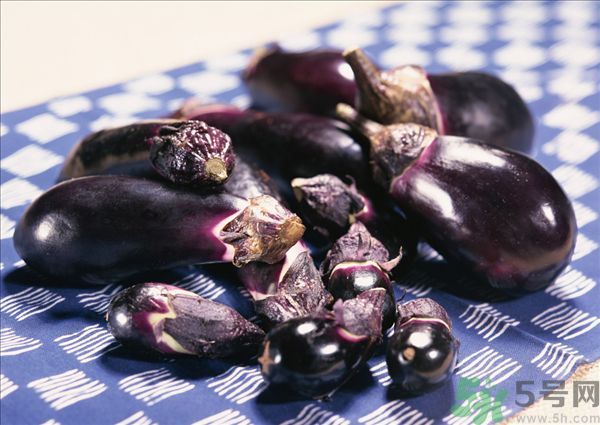 茄子里面發(fā)棕色能吃嗎？茄子里面有褐色能吃嗎？