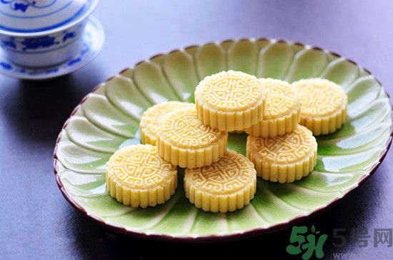 吃綠豆糕能喝啤酒嗎？吃綠豆糕喝啤酒好不好？