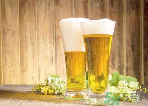 吃綠豆糕能喝啤酒嗎？吃綠豆糕喝啤酒好不好？