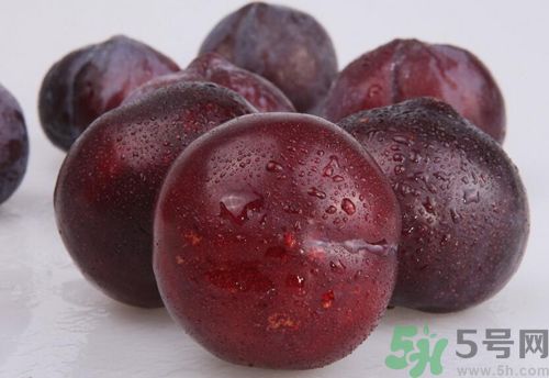 李子紅色甜還是黑色甜？李子黑色的比較甜嗎？