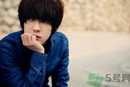 男生夏天長痘痘是什么原因？男生夏天長痘痘怎么辦？