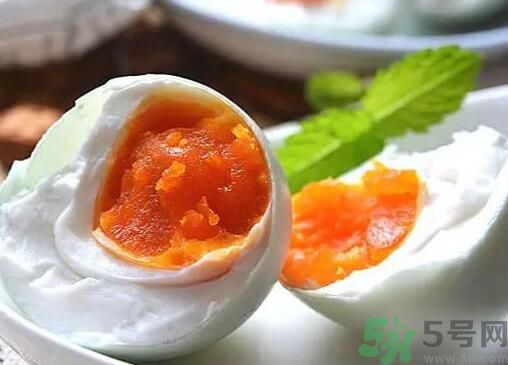 李子可以和咸鴨蛋一起吃嗎？李子能咸鴨蛋一起吃嗎？