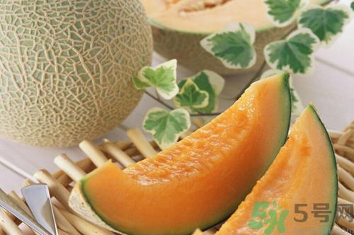 吃哈密瓜可以喝可樂(lè)嗎？喝可樂(lè)可以吃哈密瓜嗎？