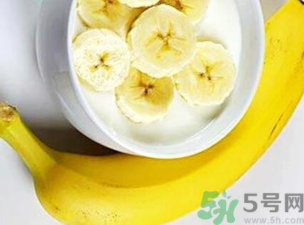 吃香蕉可以喝可樂嗎？喝可樂可以吃香蕉嗎？