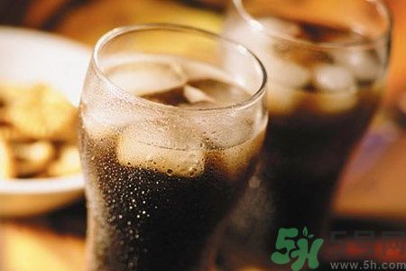 吃香蕉可以喝可樂嗎？喝可樂可以吃香蕉嗎？