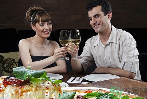 喝酒臉發(fā)白的人酒量好嗎？喝酒臉發(fā)白好不好？