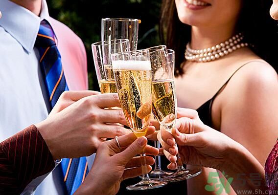 喝酒臉發(fā)白的人酒量好嗎？喝酒臉發(fā)白好不好？