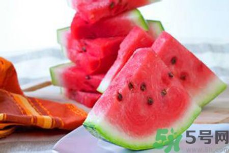 西瓜為什么不能挖著吃？西瓜用勺子挖著吃有什么危害？