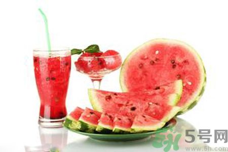 西瓜為什么不能挖著吃？西瓜用勺子挖著吃有什么危害？