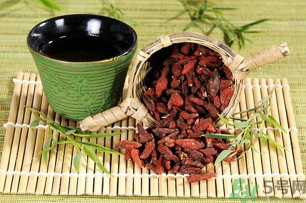 泡枸杞要用開(kāi)水嗎？泡枸杞的水越熱越好嗎？