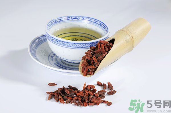 泡枸杞要用開水嗎？泡枸杞的水越熱越好嗎？