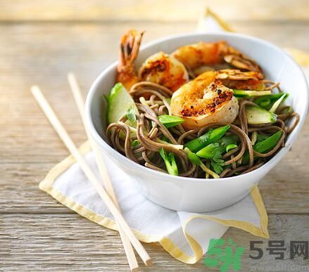 生菜可以和蝦一起吃嗎？生菜和蝦一起吃可以嗎？