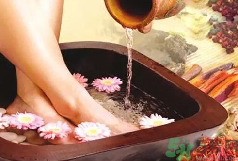 艾葉泡腳可以治風(fēng)濕嗎?艾葉泡腳能治風(fēng)濕嗎? 艾葉泡腳可以治風(fēng)濕嗎?艾葉泡腳能治風(fēng)濕嗎?