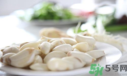 吃粽子時可以就大蒜嗎？粽子可以和大蒜一起吃嗎？