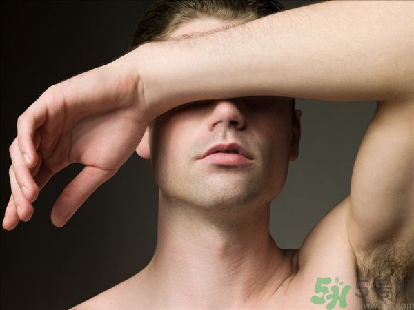 腋窩出汗是狐臭嗎？狐臭味大怎么辦？