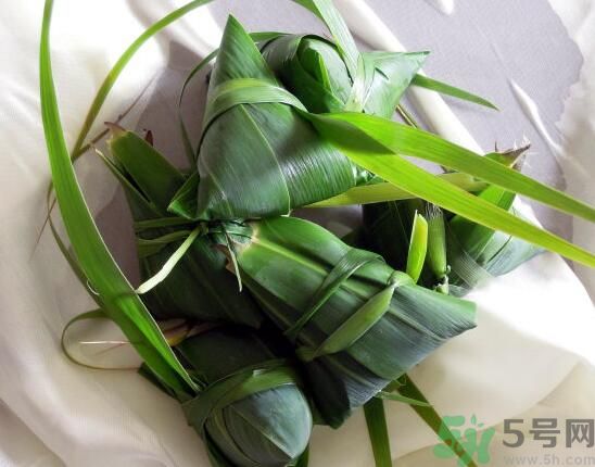 熟粽子泡在水里會(huì)壞嗎？熟粽子為什么要泡在水里？