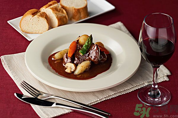 女生喝紅酒有什么好處？女生喝紅酒好嗎？