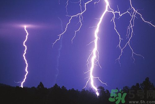 閃電打雷可以洗澡嗎?打雷洗澡會(huì)不會(huì)被擊 閃電打雷可以洗澡嗎?打雷洗澡會(huì)不會(huì)被擊