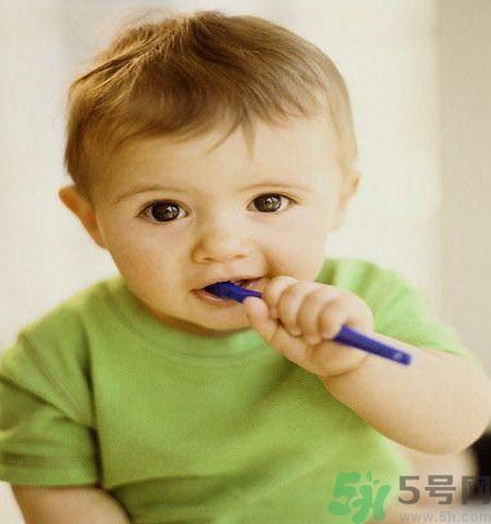 寶寶可以吃零食嗎？寶寶適合吃什么零食？