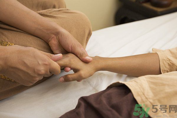 掰手指關節(jié)響好不好？掰手指關節(jié)響有危害嗎？